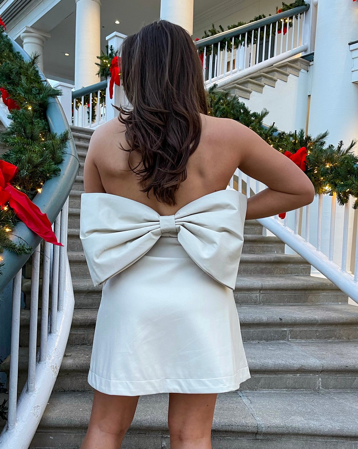 The large bow detailing on this cream strapless dress with hidden pockets is a true show-stopper.